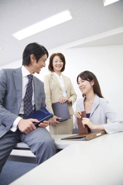 Ofisteki başarılı Japon iş adamlarının portresi 