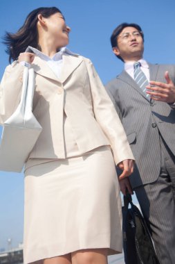 Yakışıklı Japon işadamının portresi. Sokakta poz veren iki iş kadını.