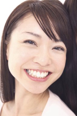 Kameraya gülümseyen mutlu Asyalı kadın, stüdyo çekimi. 