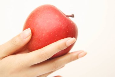 Kadın elinde kırmızı elma