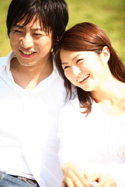 Genç Japon çiftin doğal bir geçmişi var.