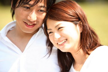 Genç Japon çiftin doğal bir geçmişi var.