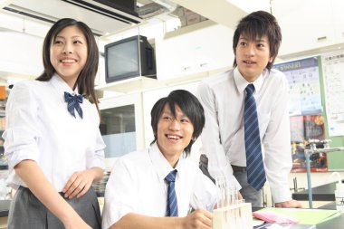 Sınıfta okuyan genç öğrenciler. 