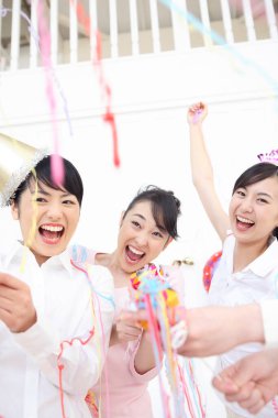Doğum günü partisinde bir grup mutlu Asyalı kadın