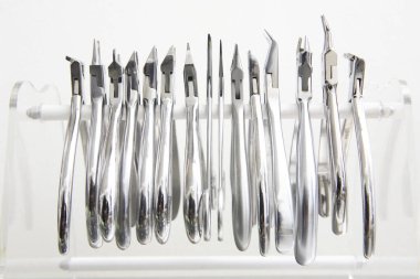 Sterilize edilmiş metal diş aletleri sırası, görüntüyü kapat