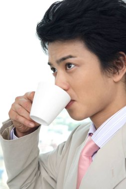 Kahveli genç iş adamının portresi