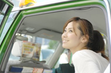 Kadın pencerede oturuyor.