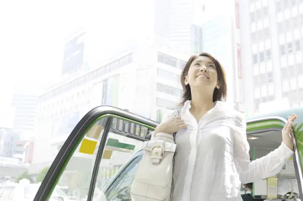 Молодая Счастливая Азиатка Выходит Машины — стоковое фото