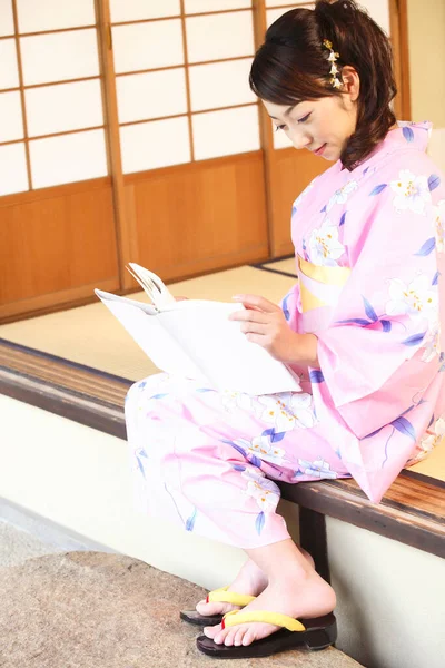 Μια Γυναίκα Κιμονό Που Διαβάζει Ένα Βιβλίο — Φωτογραφία Αρχείου