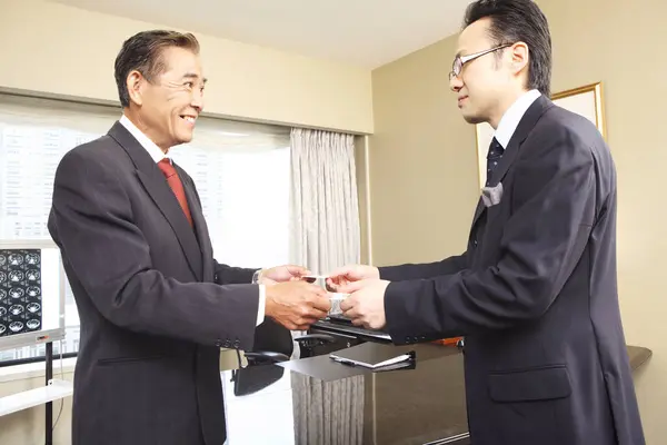Deux Professeurs Japonais Confiants Échangeant Avec Des Cartes Visite Bureau — Photo