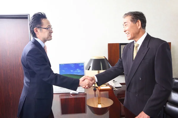 Два Уверенных Японских Бизнесмена Пожимают Друг Другу Руки Офисе — стоковое фото
