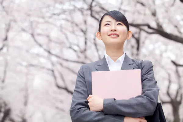 Πορτρέτο Της Όμορφης Νεαρής Γιαπωνέζα Επιχειρηματίας Φάκελο Εγγράφων Στο Πάρκο — Φωτογραφία Αρχείου