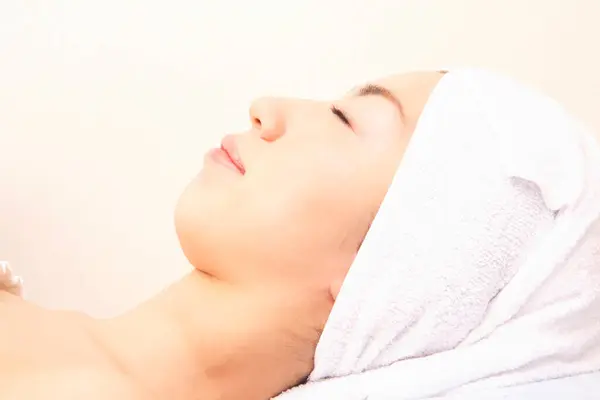 Schöne Asiatische Frau Entspannt Sich Wellness Salon Bekommt Skicare Behandlung — Stockfoto