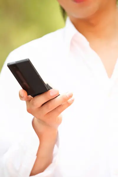 Man Met Een Mobiele Telefoon Haar Handen — Stockfoto