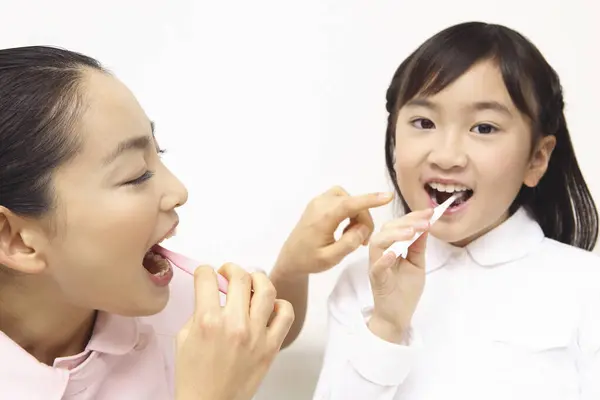 Japonais Femelle Dentiste Enseignement Mignon Petite Fille Pour Brosser Dents — Photo
