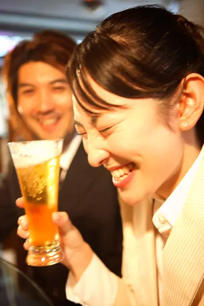 Mladá Japonská Kancelář Zaměstnanci Oblecích Pití Piva Baru — Stock fotografie