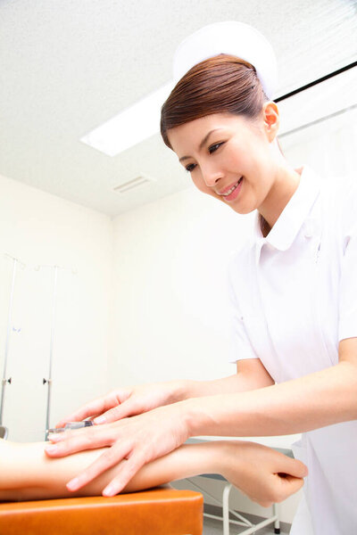 Врач берет кровь из вены пациента..