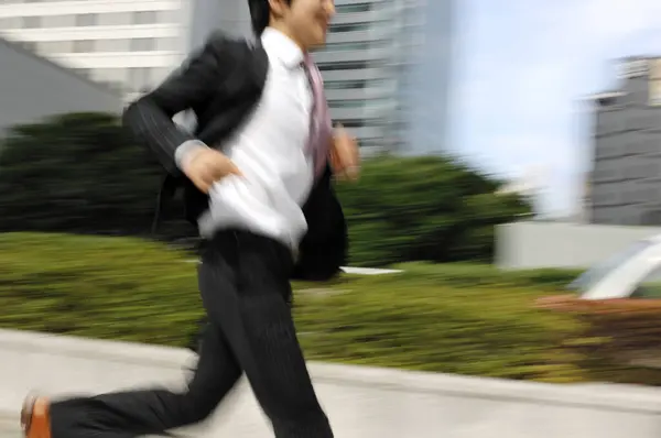 路上で走っている若い実業家 — ストック写真