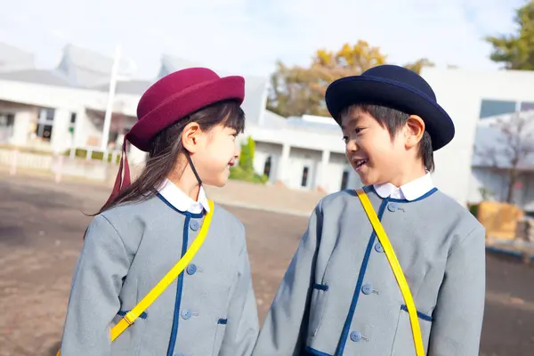 Due Simpatici Bambini Giapponesi Alle Elementari — Foto Stock