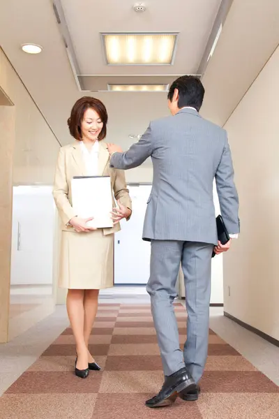 Des Hommes Affaires Japonais Confiants Debout Dans Couloir — Photo