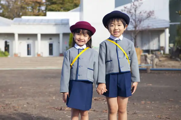Двое Симпатичных Японских Детей Местной Школе — стоковое фото