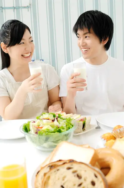 Unga Asiatiska Par Äter Frukost — Stockfoto