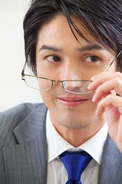 Junger Asiatischer Geschäftsmann Anzug Nimmt Seine Brille — Stockfoto