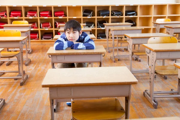 Verveeld Japans School Jongen Zitten Klasse — Stockfoto