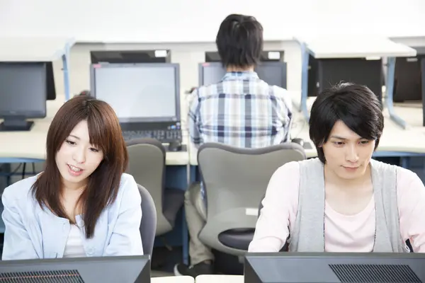 Junge Asiatische Studenten Arbeiten Klassenzimmer Computern — Stockfoto