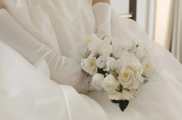 Close Aziatische Bruid Met Een Bruiloft Boeket — Stockfoto