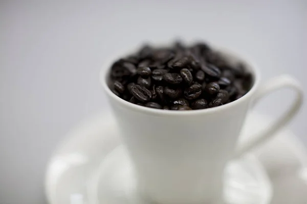 Kávébab Fehér Pohárban Közelről — Stock Fotó