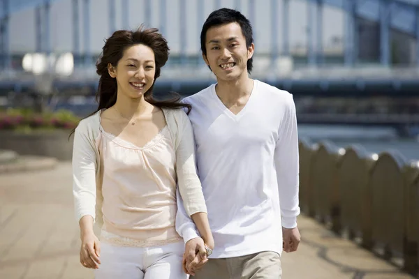 Lyckliga Asiatiska Par Förälskade Vilar Parken — Stockfoto