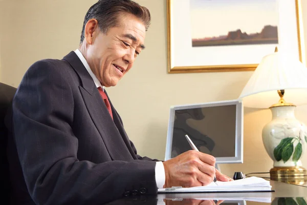 Портрет Зрелого Азиатского Бизнесмена Офисе — стоковое фото