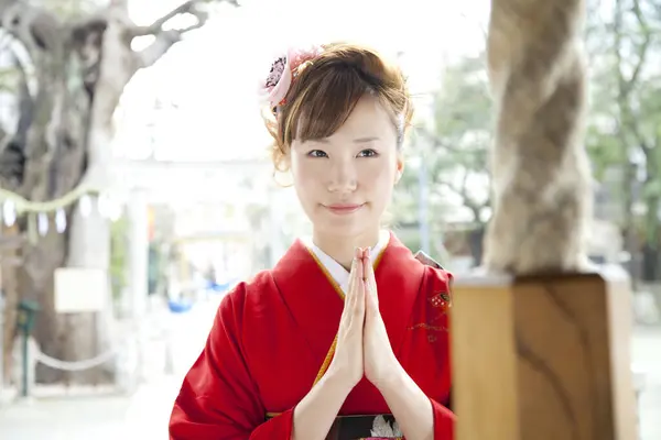 Portrait Beautiful Japanese Woman Kimono Praying Shrine — Stock Photo, Image