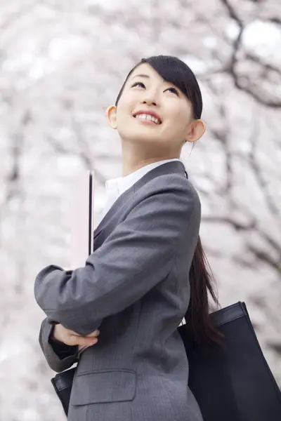 Πορτρέτο Της Όμορφης Νεαρής Γιαπωνέζα Επιχειρηματίας Στο Πάρκο Κατά Διάρκεια — Φωτογραφία Αρχείου