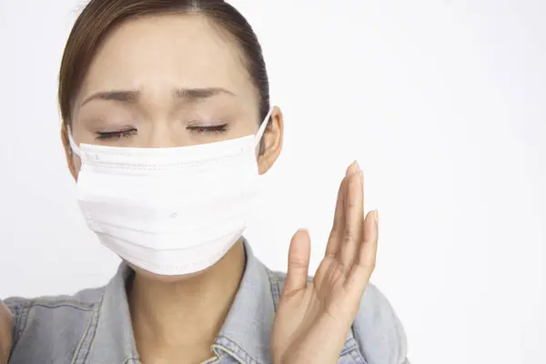 Asiatin Trägt Maske Zum Schutz Vor Coronavirus Infektion — Stockfoto