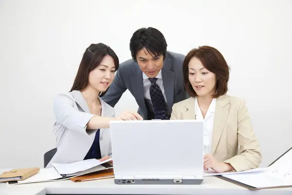 Japon Adamları Ofiste Dizüstü Bilgisayarla Birlikte Çalışıyorlar — Stok fotoğraf