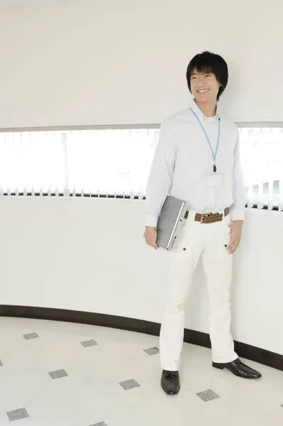 Портрет Молодого Азіатського Чоловіка Ноутбуком Офісі — стокове фото