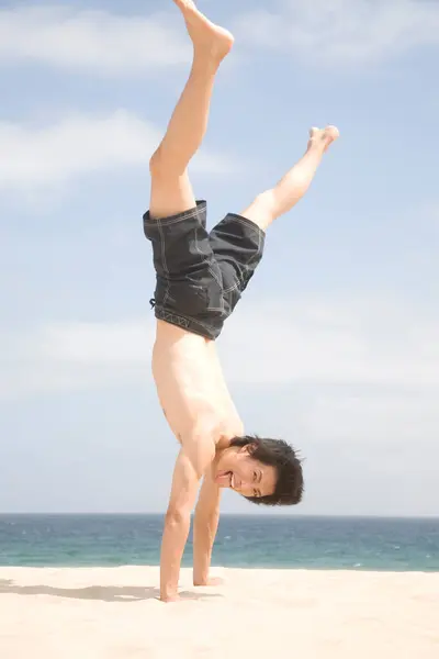 Asian Man Doing Handstand Sammer Beach — Stock Photo, Image