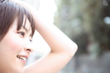 Parktaki genç Asyalı kadın.