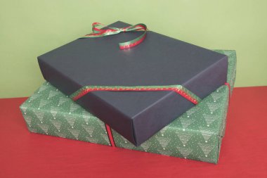 Noel hediye kutuları kapanıyor.