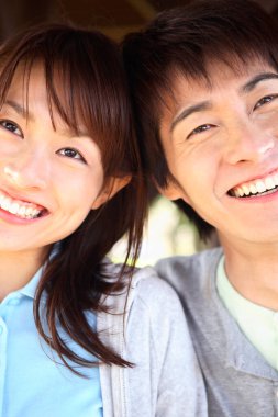 Birbirine aşık Asyalı genç çiftlere yakın. 