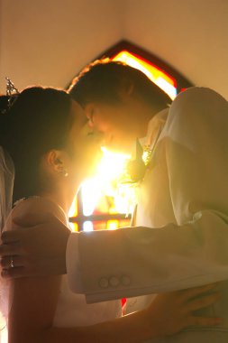 Güzel, mutlu, genç bir çiftin öpüşme portresi.