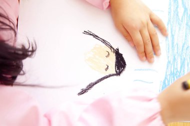 çocuk resmini kağıda kapat