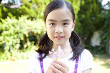 Parkta el ele tutuşan Asyalı kız 