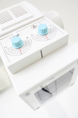 Yakın plan beyaz tıbbi cihaz kontrol paneli kadranlarını gösteriyor