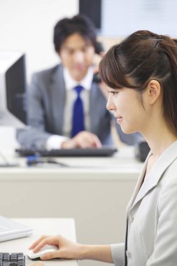 Ofiste bilgisayar kullanan bir kadın.