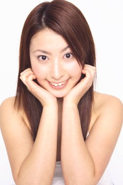 Stüdyoda kameraya bakan Asyalı kadın.