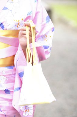 Kimonolu genç bir kadının kesilmiş fotoğrafı.