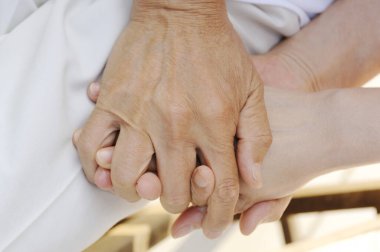 Son sınıf çifti el ele tutuşurken yakın durun.